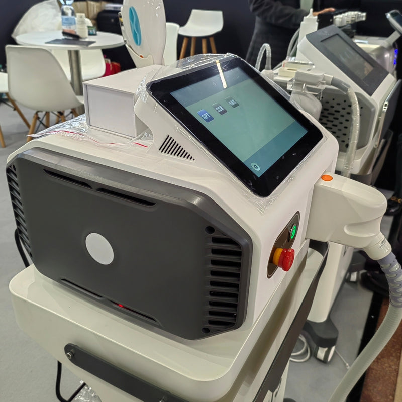 Modernus IPL aparatas su šonine vaizdo perspektyva – matyti ekranas, pilkas korpusas ir antgalis su jungiamuoju kabeliu