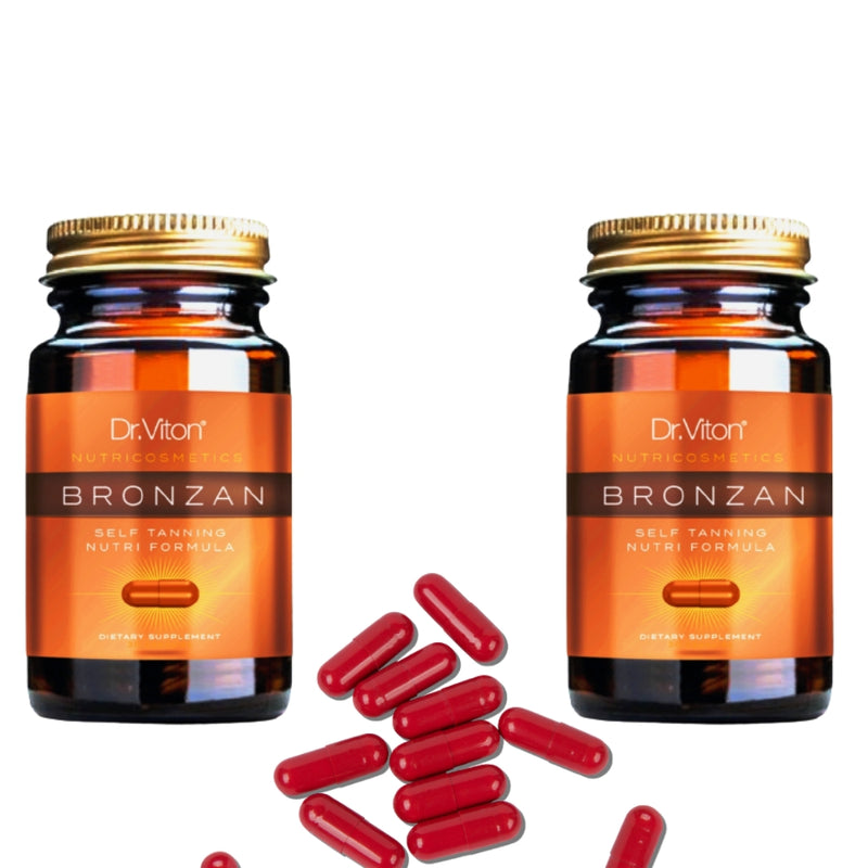 Įdegusi moteris laiko BRONZAN savaiminio įdegio kapsulių buteliuką rankoje, oda spindi natūraliu bronziniu atspalviu, vasariškas apšvietimas