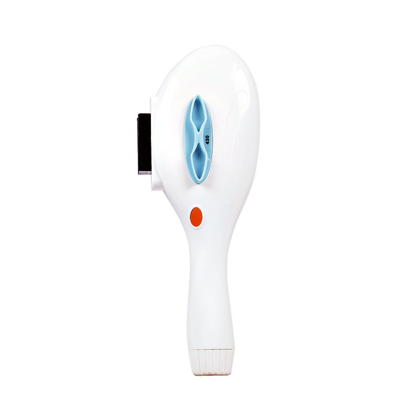 IPL fotoepiliacijos prietaisas iš trijų ketvirčių kampo, su matomu valdymo ekranu, šonine rankena ir prijungtu antgaliu