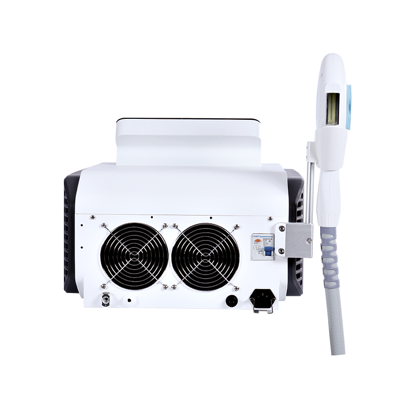 Antgalis sujungtas prie IPL aparato naudojamas plaukų šalinimui; matoma ranka, laiko antgalį prie odos