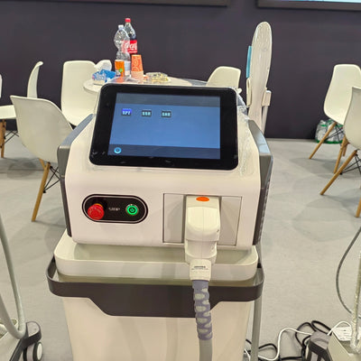 IPL antgalis su lempute prispaustas prie švelnios odos depiliacijos metu