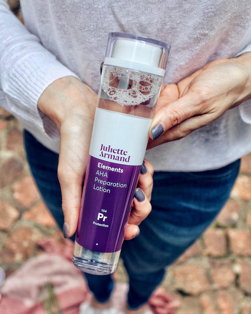 Juliette Armand Veido Losjonas su AHA rūgštimis, atgaivina ir stangrina odą, nesukeldamas sausumo ir dirginimo