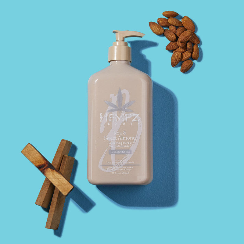 Hempz Kakavos ir Migdolų Drėkinantis ir stangrinantis Kūno Kremas su Kanapių aliejumi drėkina ir mikština sausą odą, neleidžia įdegiui išblukti - Koa & Sweet Almond Smoothing Herbal Body Moisturizer & Tan Extender