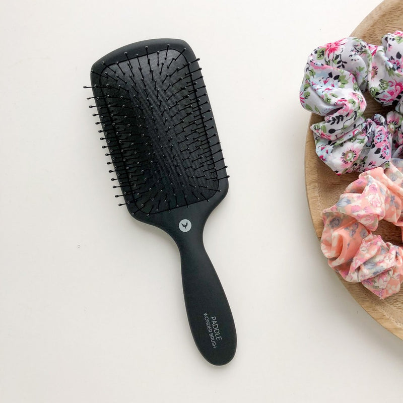 HH Simonsen WONDER PADDLE BRUSH Stačiakampis Plaukų džiovinimo Šepetys su SmartFlex šereliais, ilgiems, storiems, sausiems ir sunkiai iššukuojamiems plaukams, apsaugo plaukus nuo pažeidimo, o plaukų galiukus nuo šakojimosi