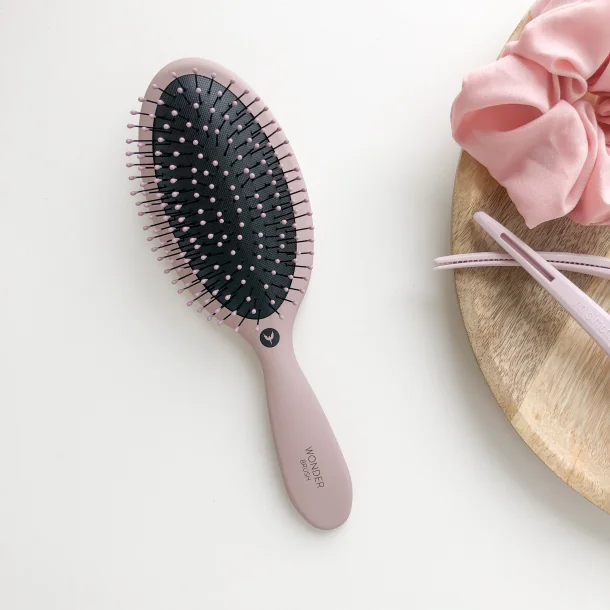 HH Simonsen WONDER BRUSH Plaukų šepetys su SmartFlex šereliais, sausiems ir sunkiai iššukuojamiems plaukams, apsaugo plaukus nuo pažeidimo, o plaukų galiukus nuo šakojimosi