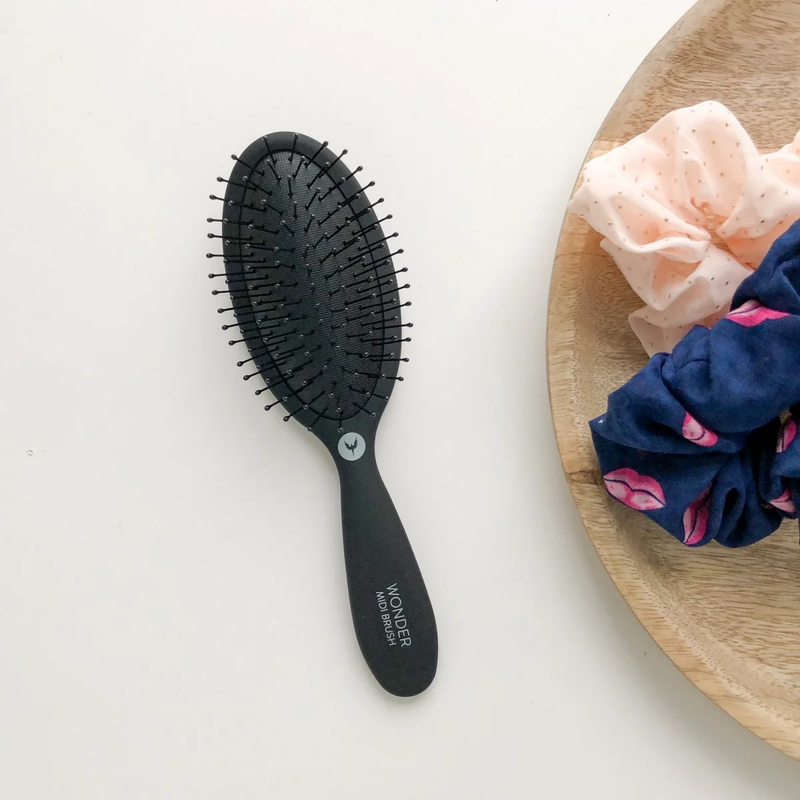 HH Simonsen WONDER BRUSH Plaukų šepetys su SmartFlex šereliais, sausiems ir sunkiai iššukuojamiems plaukams, apsaugo plaukus nuo pažeidimo, o plaukų galiukus nuo šakojimosi