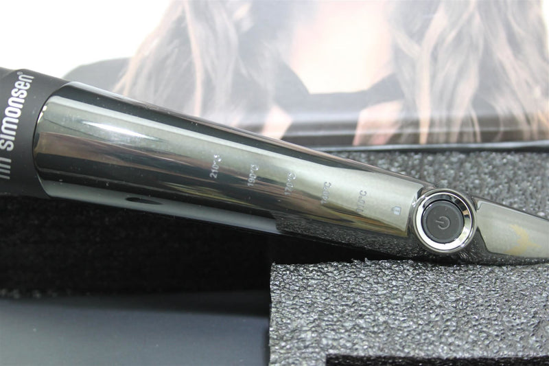 HH Simonsen ROD VS3 Keramikinis Plaukų Garbanojimo Įrankis formuoja klasikines, natūralias ir ilgai išsilaikančias garbanas bei apsaugo plaukus nuo karščio, plaukų garbanojimo žnyplės