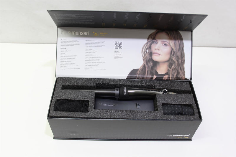 HH Simonsen ROD VS3 Keramikinis Plaukų Garbanojimo Įrankis formuoja klasikines, natūralias ir ilgai išsilaikančias garbanas bei apsaugo plaukus nuo karščio, plaukų garbanojimo žnyplės