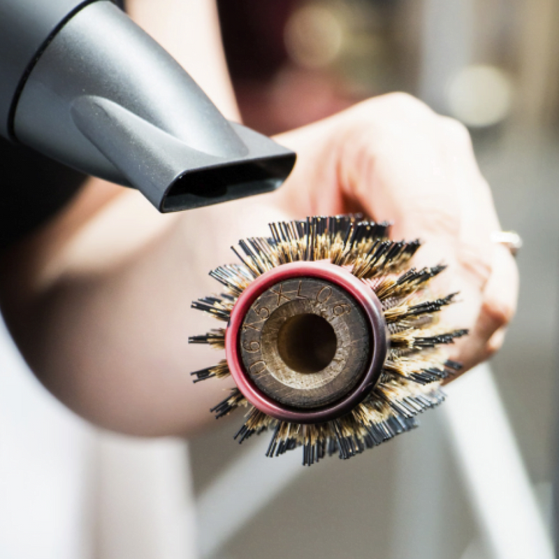 HH SIMONSEN TURN BRUSH FLEX Plaukų džiovinimo šepetys su karščiui atspariais nano šereliais, skirtas vidutinio ilgumo arba ilgiems, visiškai šlapiems plaukams džiovinti