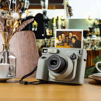 Kodėl Momentiniai Fotoaparatai Šventėse Pavergia Širdis? Instax Mini 12 ir Wide 400 Nuomos Privalumai