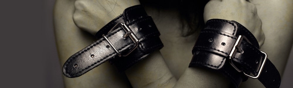 Handschellen und Bondage-Accessoires für BDSM-Dominanz und Machtspiele