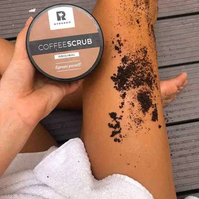 BYROKKO Coffee Scrub drėkinantis Kūno šveitiklis su kava, skirtas kūno šveitimui prieš naudojant savaiminio įdegio priemones ar deginantis saulėje ir soliariume